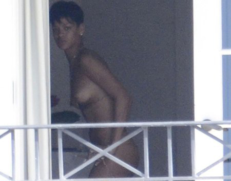 “Рианна”-ийн чармай нүцгэн зураг шуугиан тарьсаар байна